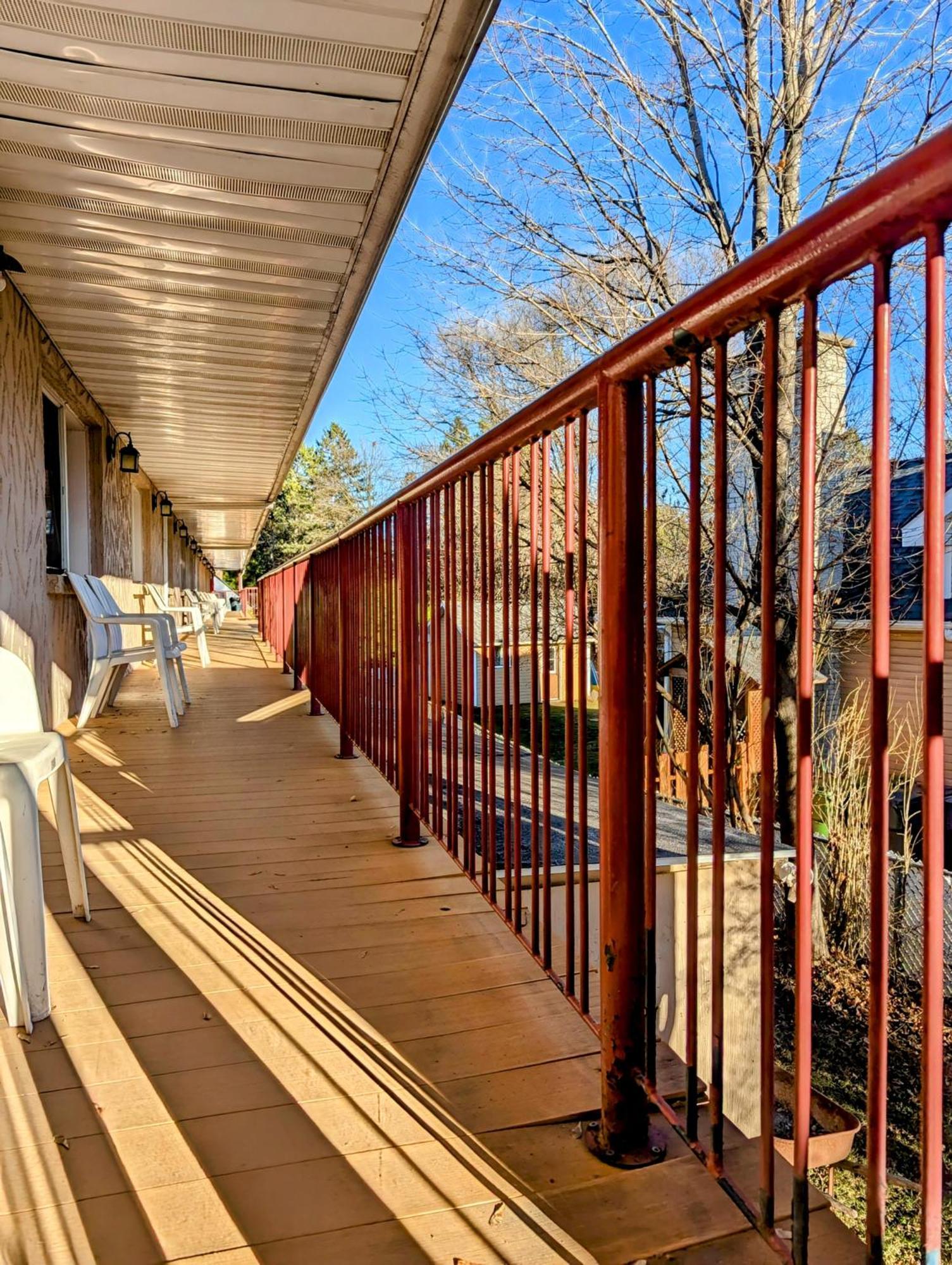 Motel Des Pentes Et Suites Saint-Sauveur-des-Monts Exterior foto